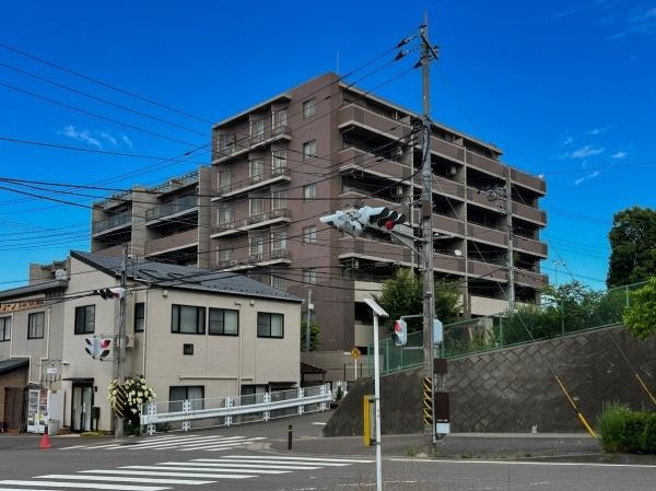 リステージたまプラーザガーデンプレイスのその他|総戸数58戸の存在感のあるマンションです。開放感のあるベランダが各部屋に備わっています。周辺は落ち着いた住宅街となっており交通量も比較的穏やかです。通りの視認性も良好で信号や歩道も整っています。