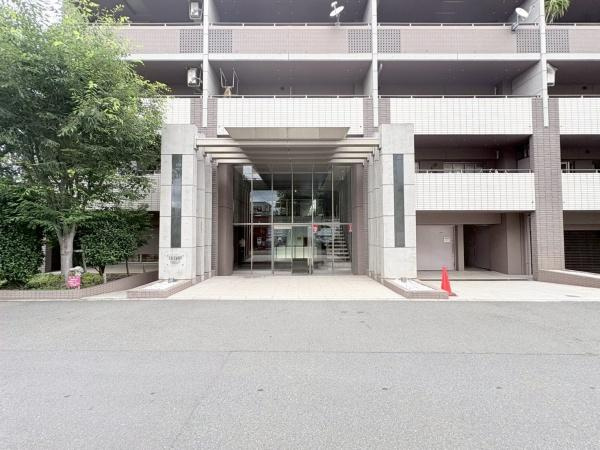 リステージたまプラーザガーデンプレイスのその他|明るく開放感のあるエントランスが印象的です。ガラス張りで視認性も良好です。アプローチ部分は段差が少なく出入りがしやすい設計です。建物全体も統一感のあるデザインとなっています。