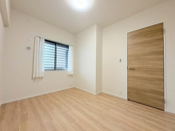 リステージたまプラーザガーデンプレイスの子供部屋|明るいフローリングが特徴の約5帖の洋室です。白を基調とした壁が清潔感を感じさせます。窓からしっかりと自然光が入ります。シンプルな設計でアレンジもしやすい子供部屋です。