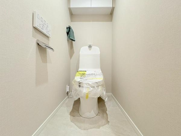 リステージたまプラーザガーデンプレイスのトイレ|清潔感のあるトイレ空間です。シンプルな壁と床の色合いが落ち着いた雰囲気を演出しています。収納スペースもあり機能性に配慮されています。すっきりとしたデザインで手入れしやすい仕様です。