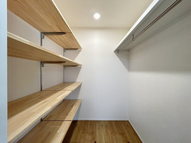 「耐震等級3×高気密高断熱」南国市大そね甲　新築一戸建ての収納|ハンガーパイプと可動棚があり使い勝手の良いWIC☆