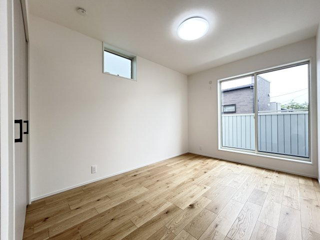 「耐震等級3×高気密高断熱」南国市大そね甲　新築一戸建ての洋室|木目調フローリングが心地よい明るい居室