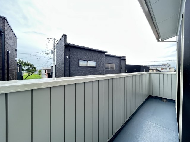 「耐震等級3×高気密高断熱」南国市大そね甲　新築一戸建てのバルコニー|ワイドバルコニーで洗濯物がたくさん干せます☆