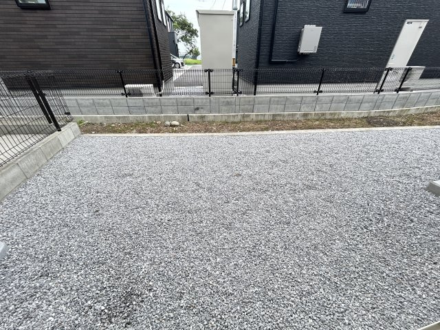 「耐震等級3×高気密高断熱」南国市大そね甲　新築一戸建ての庭|砂利敷きでお手入れしやすい外部スペース。外部水栓があるので家庭菜園や水遊びにも◎