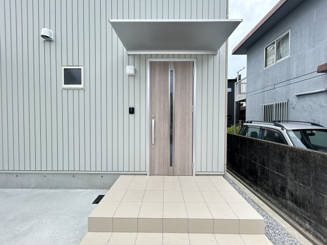 「耐震等級3×高気密高断熱」南国市大そね甲　新築一戸建ての玄関|外壁は汚れや色落ちの心配が少ないガルバリウム☆スタイリッシュな印象です☆