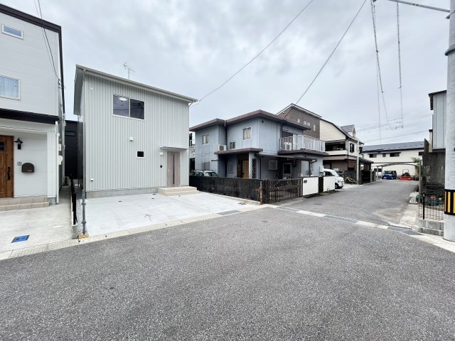 「耐震等級3×高気密高断熱」南国市大そね甲　新築一戸建ての前面道路含む現地写真|車の行き来が少なく、敷地前が広いので駐車がしやすいですよ☆