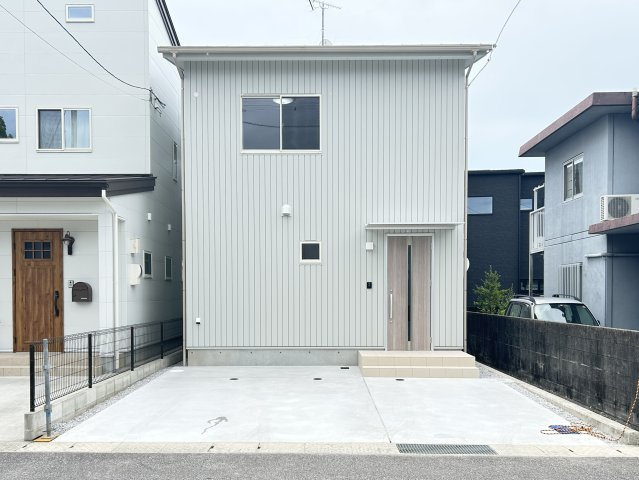 「耐震等級3×高気密高断熱」南国市大そね甲　新築一戸建ての駐車場|並列駐車2台可。ゆとりあるカースペースと、青空に映えるスタイリッシュな邸宅。
