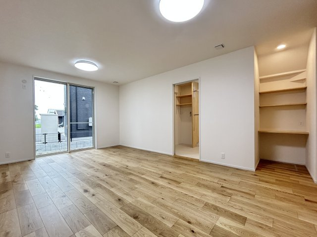 「耐震等級3×高気密高断熱」南国市大そね甲　新築一戸建ての居間・リビング|明るい光が差し込む、開放感のあるLDK☆収納付きデスクスペースがうれしいですね♪