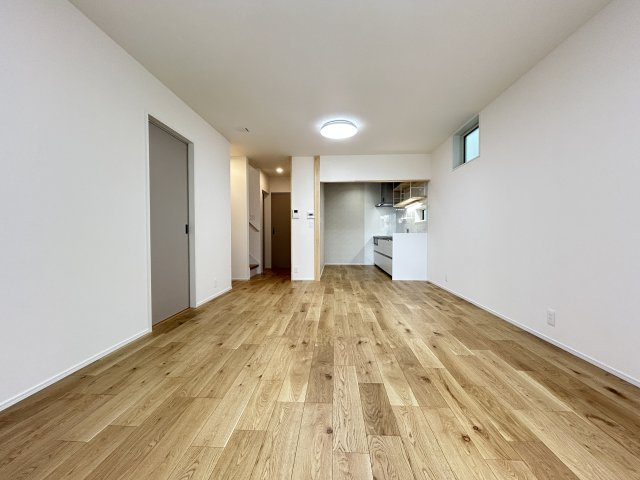 「耐震等級3×高気密高断熱」南国市大そね甲　新築一戸建ての居間・リビング|無垢調フローリングが映える明るいLDK