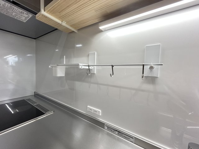 「耐震等級3×高気密高断熱」南国市大そね甲　新築一戸建てのキッチン|キッチン前面はフックや小物入れを設置できるマグネットパネル！お好みの使い勝手にカスタマイズできます！