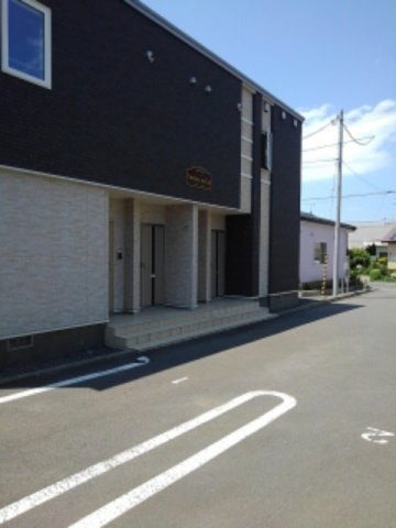 ニューアルカンシェルの駐車場