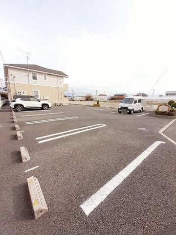 アザレアの駐車場
