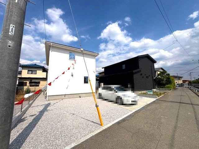 玉村町1期（全2棟）2号棟の前面道路含む現地写真