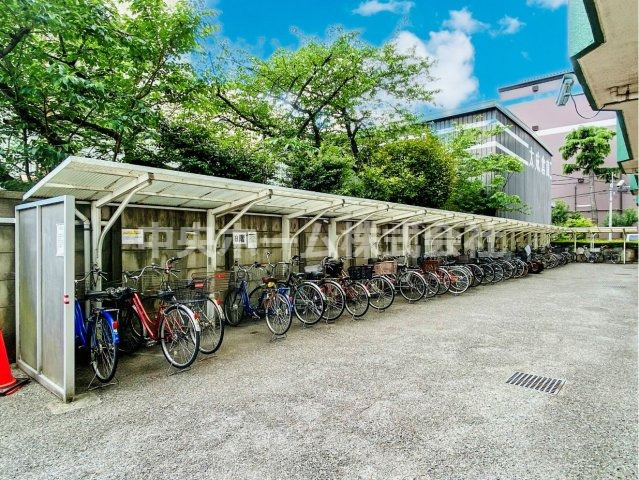 トーア千住マンションの駐輪場|【自転車置き場】最新の空き状況や費用などの詳細は担当スタッフまでお問い合わせください。