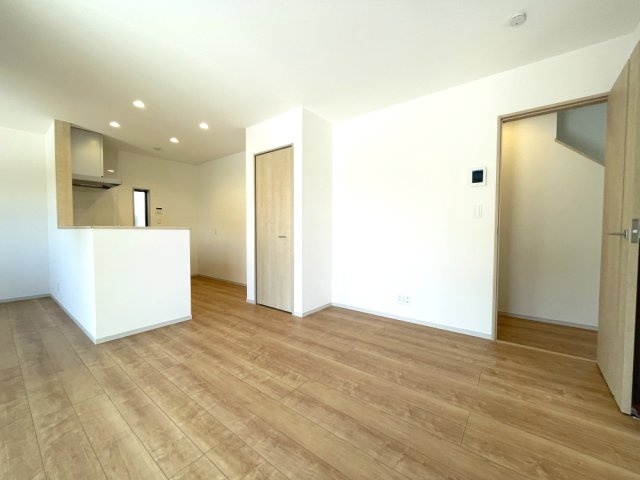 岡山市中区福泊　戸建の居間・リビング|約15.6帖のLDKです。