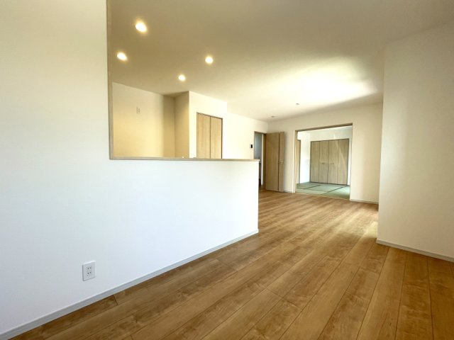 岡山市中区福泊　戸建の居間・リビング|約15.6帖のLDKです。