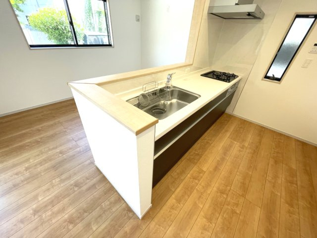 岡山市中区福泊　戸建のキッチン|対面式のオープンキッチンです。