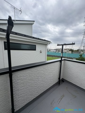 藤沢市高倉　新築戸建　全１棟のバルコニー|お洗濯にも便利なバルコニー付き