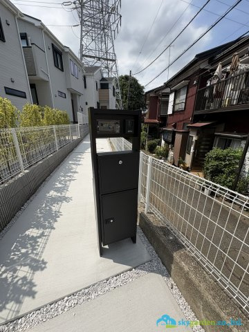 藤沢市高倉　新築戸建　全１棟のその他|宅配ボックス