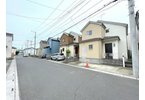【前面道路含む現地写真】 | 入間郡三芳町藤久保　中古一戸建住宅（ふじみ野店） | 小学校徒歩11分！スーパー、コンビニ、ドラッグストアも徒歩10分圏内にそろう便利な周辺環境です。