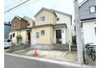 【外観】 | 入間郡三芳町藤久保　中古一戸建住宅（ふじみ野店） | システムキッチン、グリル、洗髪洗面化粧台、追炊機能、可動間仕切、モニター付きインターホン、床下収納あり。