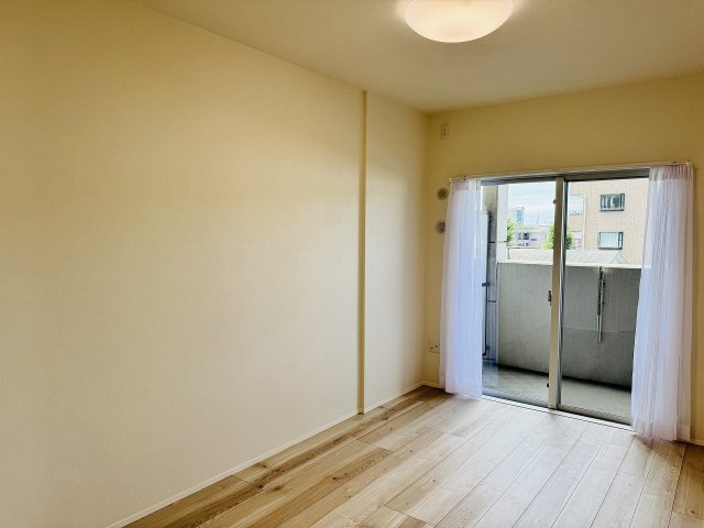 グローベルガーデン豊田ディーセントスクエアの子供部屋|～バルコニーに面している洋室です　※間取り上で【洋室②】～