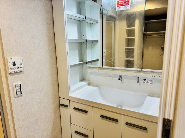 グローベルガーデン豊田ディーセントスクエアの独立洗面台|～新規交換済、３面鏡付きの独立洗面台　細々している物をスッキリ収納出来ます～