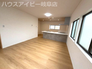 【居間・リビング】 | 岐阜市古市場！再生住宅！水回りすべて新品交換！敷地広々108坪！お車5台以上可能！ | 岐阜市古市場！再生住宅！水回りすべて新品交換！敷地広々108坪！お車5台以上可能！