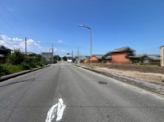 亀山市野村３丁目【全３区画】の前面道路含む現地写真