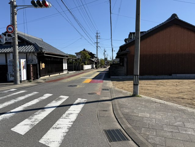 亀山市野村３丁目【全３区画】の前面道路含む現地写真