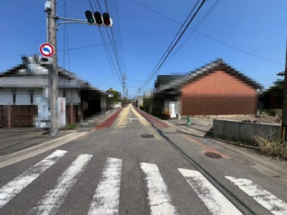 亀山市野村３丁目【全３区画】の前面道路含む現地写真