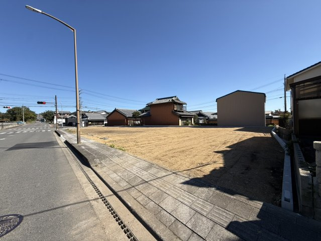 亀山市野村３丁目【全３区画】の前面道路含む現地写真