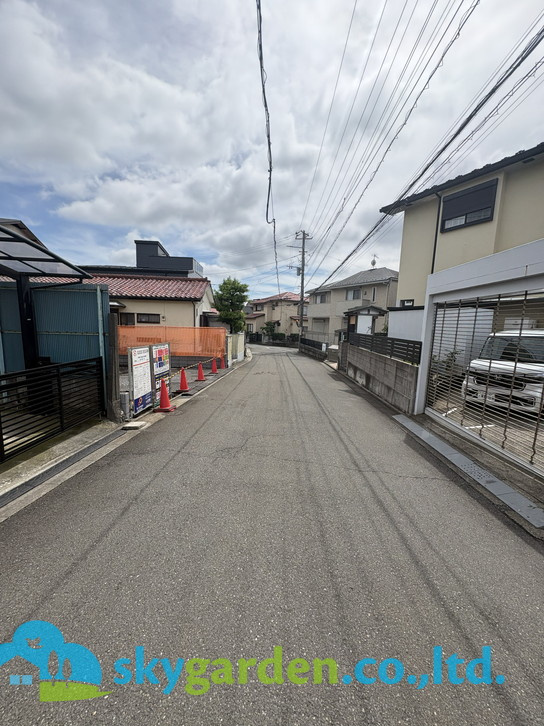 藤沢市柄沢　新築戸建　全１棟の前面道路含む現地写真