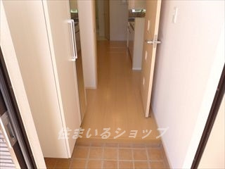 リバーサイド真倉　Ｇの玄関|ミラー付き大型シューズボックス
