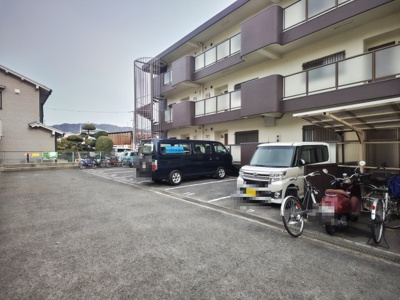 【駐車場】 | メゾンサンガ | 駐車場に車を止められます