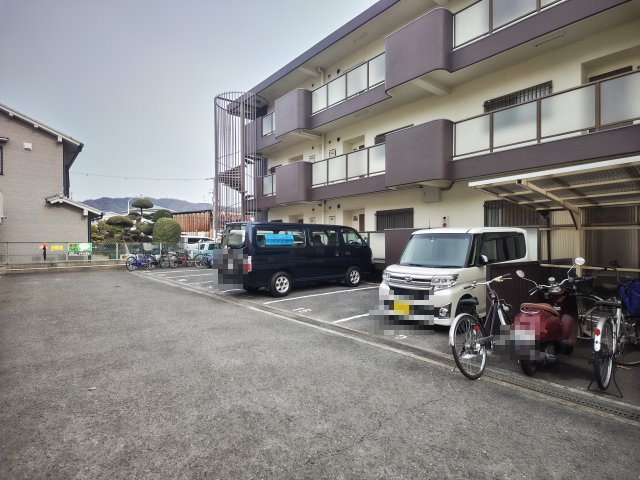【駐車場】 | メゾンサンガ | 駐車場に車を止められます