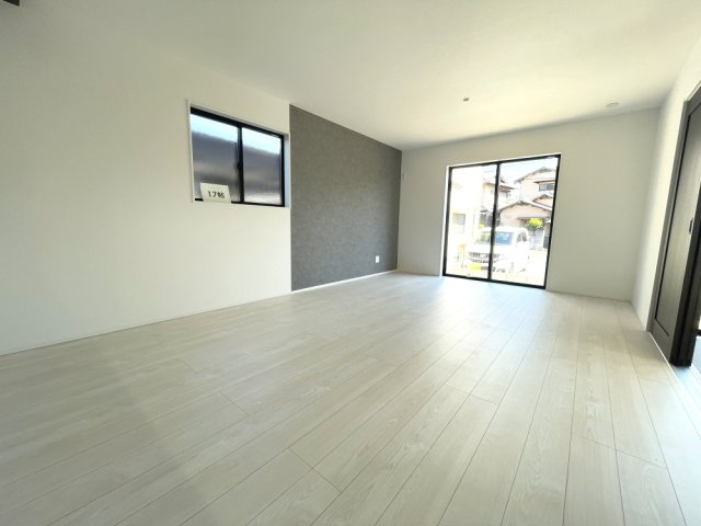 岡山市中区山崎　戸建の居間・リビング|約17帖のリビングダイニングです。