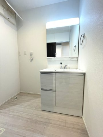 岡山市中区山崎　戸建の独立洗面台|明るい洗面化粧台です。