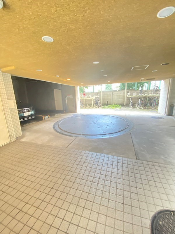 プラウドフラット三軒茶屋の駐車場