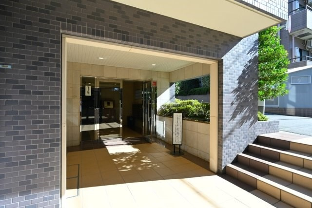 菱和パレス上目黒のエントランス