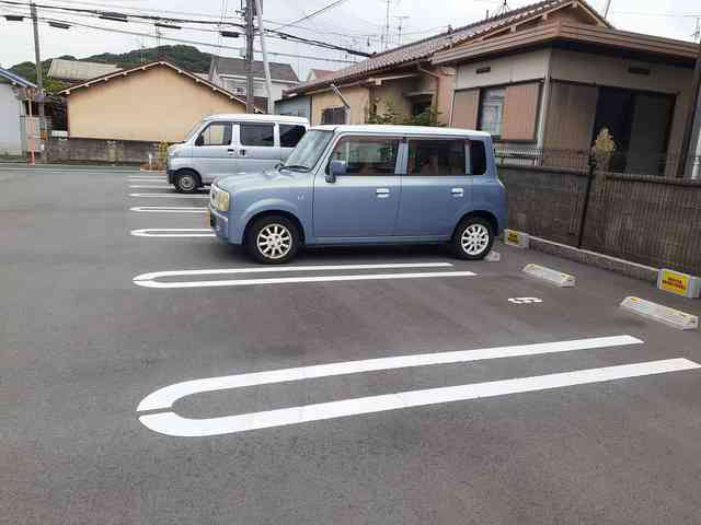 サニーカーサの駐車場