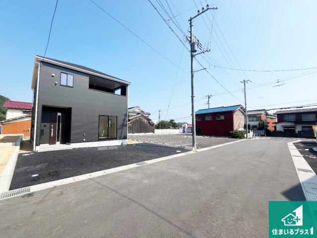 姫路市勝原区山戸　第4期　新築一戸建ての前面道路含む現地写真|周辺は閑静な住宅街！前面道路広々で車の出し入れも便利です。駐車が苦手な方でも安心して車庫入れできます！