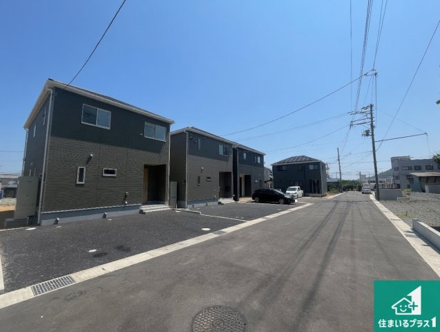 姫路市勝原区山戸　第4期　新築一戸建ての前面道路含む現地写真|周辺は閑静な住宅街！前面道路広々で車の出し入れも便利です。駐車が苦手な方でも安心して車庫入れできます！