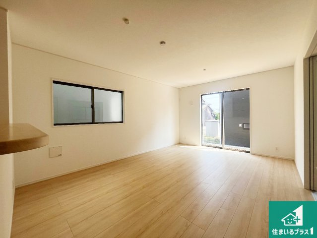 姫路市勝原区山戸　第4期　新築一戸建ての居間・リビング|日当たり良好の明るいリビングで朝の目覚めもスッキリできそう！対面キッチンでご家族のコミュニケーションも自然と増える設計！小さなお子様が遊ぶスペースを作っても広々とくつろげるLDK！