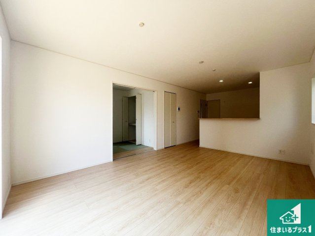 姫路市勝原区山戸　第4期　新築一戸建ての居間・リビング|シンプルなリビングは、観葉植物等のインテリアを楽しめますね！パパ好みにも、ママ好みにも家具次第で雰囲気を変えることができます！
