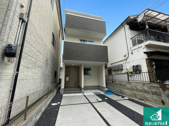 高槻市登町　第1期　新築一戸建ての独立洗面台|清潔感のある洗面台です。フラットな鏡は掃除がしやすく毎日清潔！ホースは引き出して使えるので洗顔やお掃除の際に便利です！