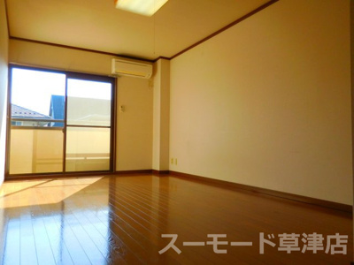 【居間・リビング】 | ジュエル草津 | 居間です