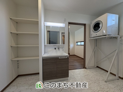 【洗面所】 | ワイウッドコート佐野市富岡町第7期　 | 一度使うと手放せない乾太くん備付♪伸びるホースのシャワー洗面台で朝の身支度や洗面台のお掃除もラクラク♪