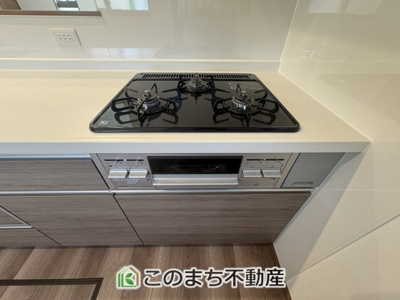 【キッチン】 | ワイウッドコート佐野市富岡町第7期　 | 3口ビルトインコンロで同時調理可能☆時短家事につながりますね☆