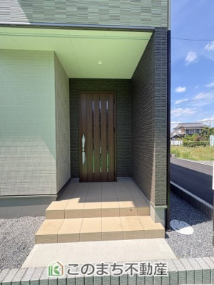 【エントランス】 | ワイウッドコート佐野市富岡町第7期　 | 雨の日の入退室も安心の玄関ポーチ☆